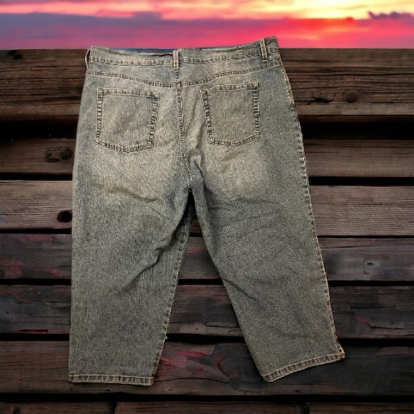 Gloria Vanderbilt Amanda All-Around Slimming Effect  Denim Capris - Picture 8 of 12